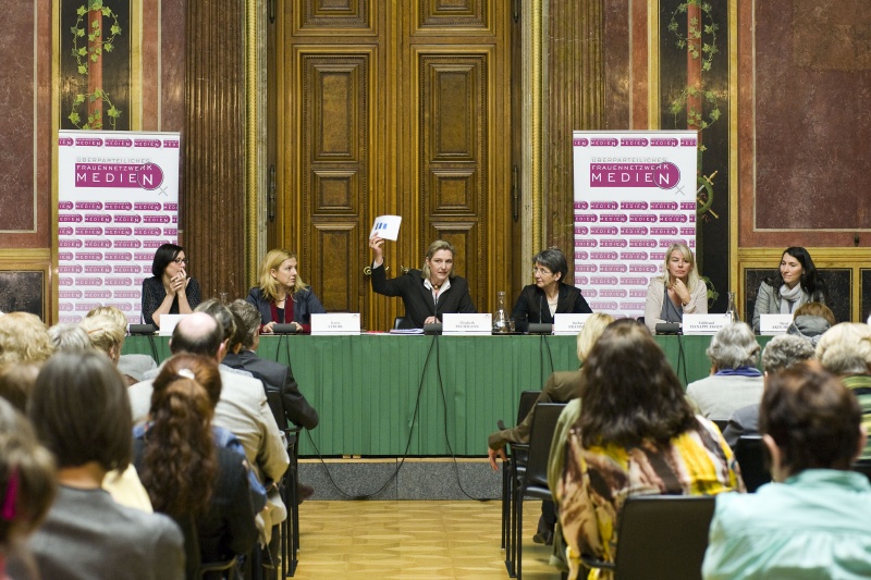 Blick Richtung Podium. v.li.: Stv. Chefredakteurin derstandard.at Anita Zielina, Vorsitzende Frauennetzwerk Medien Karin Strobl, Moderatorin Elisabeth Pechmann, Nationalratspräsidentin Barbara Prammer, WU Wien Edeltraud Hanappi-Egger und die Gründerin Digitalks Meral Akin-Hecke