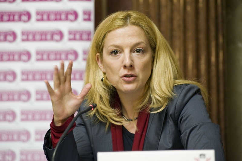 Vorsitzende Frauennetzwerk Medien Karin Strobl am Podium