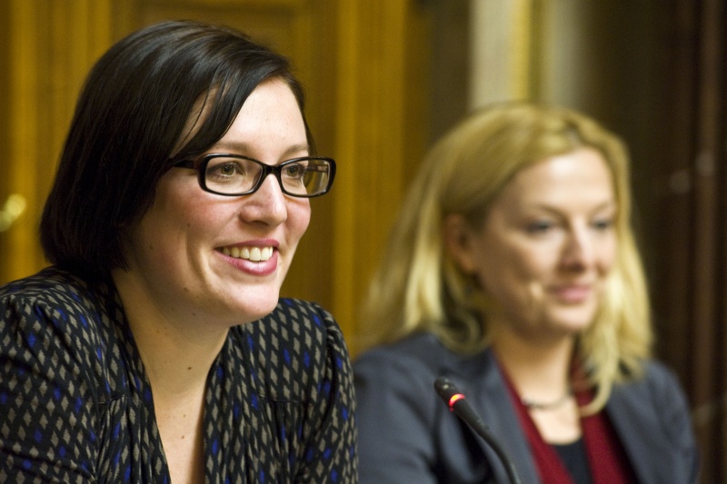 Am Podium v.li.: stv. Chefredakteurin derstandard.at Anita Zielina und Vorsitzende Frauennetzwerk Medien Karin Strobl