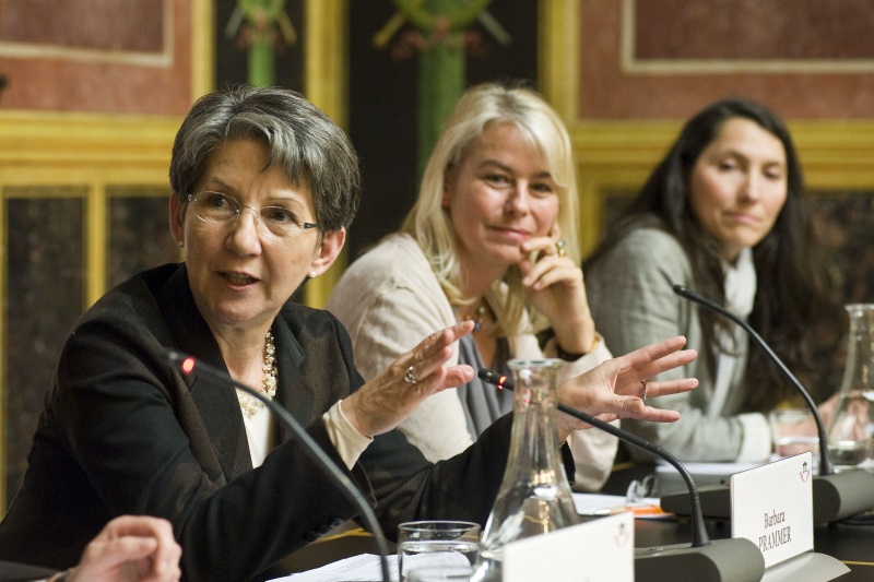 Am Podium v.li.: Nationalratspräsidentin Barbara Prammer, WU Wien Edeltraud Hanappi-Egger und die Gründerin Digitalks Meral Akin-Hecke