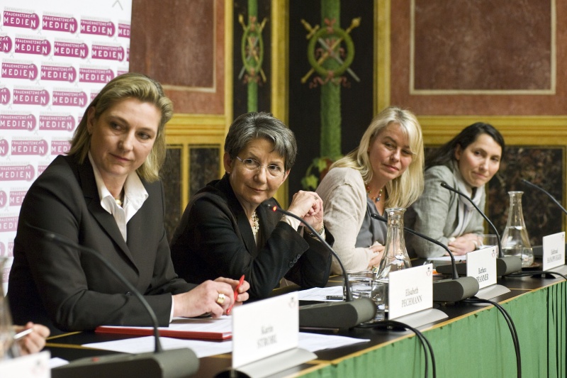 Am Podium v.li.: Moderatorin Elisabeth Pechmann, Nationalratspräsidentin Barbara Prammer, WU Wien Edeltraud Hanappi-Egger und die Gründerin Digitalks Meral Akin-Hecke