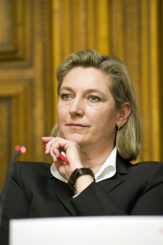 Moderatorin Elisabeth Pechmann am Podium