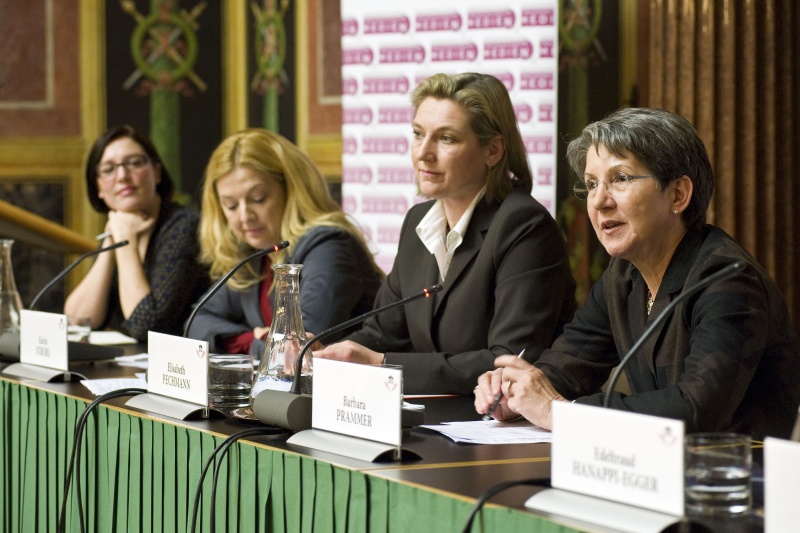 Am Podium v.li.: Stv. Chefredakteurin derstandard.at Anita Zielina, Vorsitzende Frauennetzwerk Medien Karin Strobl, Moderatorin Elisabeth Pechmann und Nationalratspräsidentin Barbara Prammer