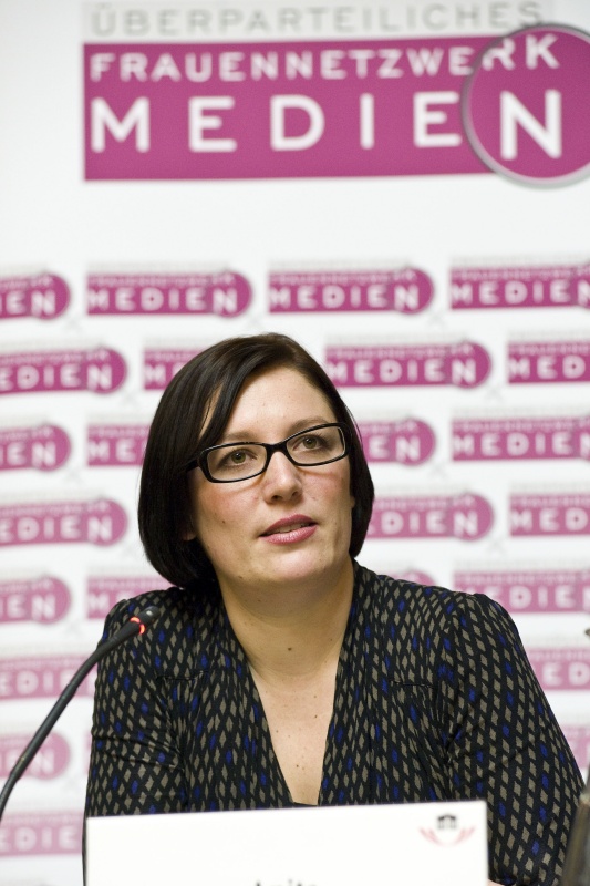 Stv. Chefredakteurin derstandard.at Anita Zielina am Podium