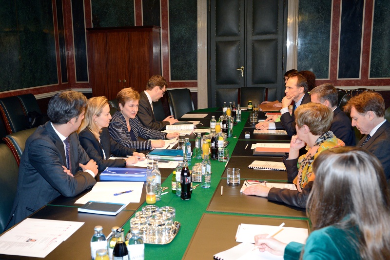 Aussprache. Linke Bildhälfte: EU Delegation v.li.:  Politischer Berichterstatter Patrik Lobis, Kabinett der EU-Kommissarin Elena Kamilarova und EU-Kommissarin für Internationale Zusammenarbeit, Humanitäre Hilfe und Krisenreaktion Kristalina Georgieva und Generaldirektion für Humanitäre Hilfe und Katastrophenschutz (GD ECHO) Wolfgang Streiter. Rechte Bildhälfte: Österreichische Delegation mit Nationalratsabgeordneten Wolfgang Gerst (V) und Nationalratsabgeordneten Andreas Karlsböck (F)