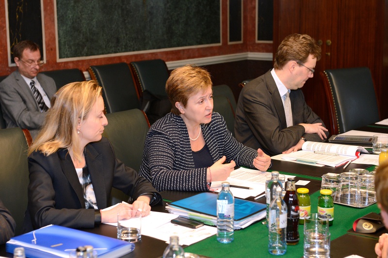 EU-Delegation v.li.: Kabinett der EU-Kommissarin Elena Kamilarova, EU-Kommissarin für Internationale Zusammenarbeit, Humanitäre Hilfe und Krisenreaktion Kristalina Georgieva und Generaldirektion für Humanitäre Hilfe und Katastrophenschutz (GD ECHO) Wolfgang Streiter