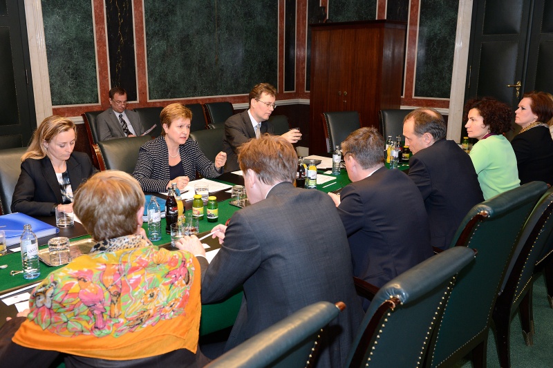 EU-Delegation v.li.: Kabinett der EU-Kommissarin Elena Kamilarova, EU-Kommissarin für Internationale Zusammenarbeit, Humanitäre Hilfe und Krisenreaktion Kristalina Georgieva und Generaldirektion für Humanitäre Hilfe und Katastrophenschutz (GD ECHO) Wolfgang Streiter