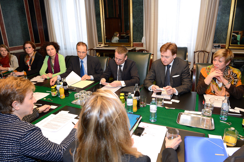 Österreichische Delegation: v.li. Zwei Parlamentsbedienstete, Nationalratsabgeordnete Alev Korun (G) und Wolfgang Gerstl (V), Vizepräsident des Bundesrates Harald Himmer (V), Nationalratsabgeordneter Andreas Karlsböck (F) und Bundesratsmitglied Monika Mühlwerth (F)