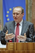Vizepräsident des Europäischen Parlaments Othmar Karas am Rednerpult