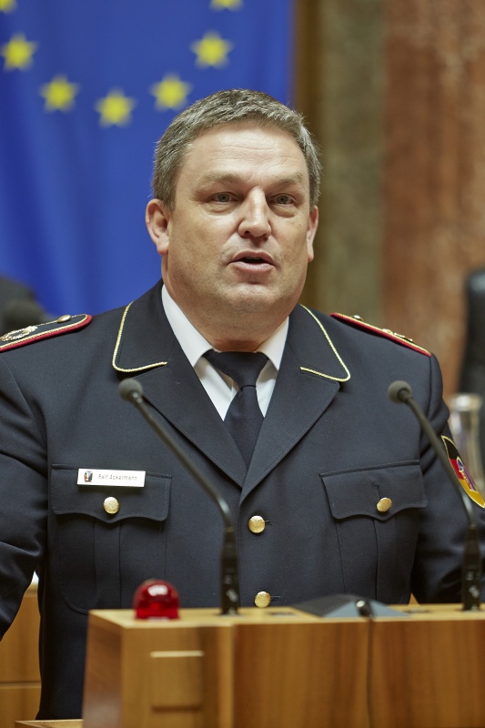 Vizepräsident des Deutschen Feuerwehrverbandes Ralf Ackermann am Rednerpult
