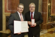 v.li.: Bundesratspräsident Edgar Mayer (V) und  Bundesrat Werner Stadler (S) mit dem Silbernen Ehrenzeichen