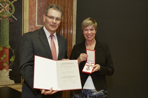 v.li.: Bundesratspräsident Edgar Mayer( V) und Bundesrätin Monika Mühlwerth  (F) mit dem Goldenen Ehrenzeichen