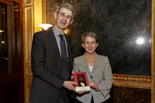 v.re.: Nationalratspräsidentin Barbara Prammer mit dem Autor des Buches '“The Hare with Amber Eyes”' Edmund  de Waal