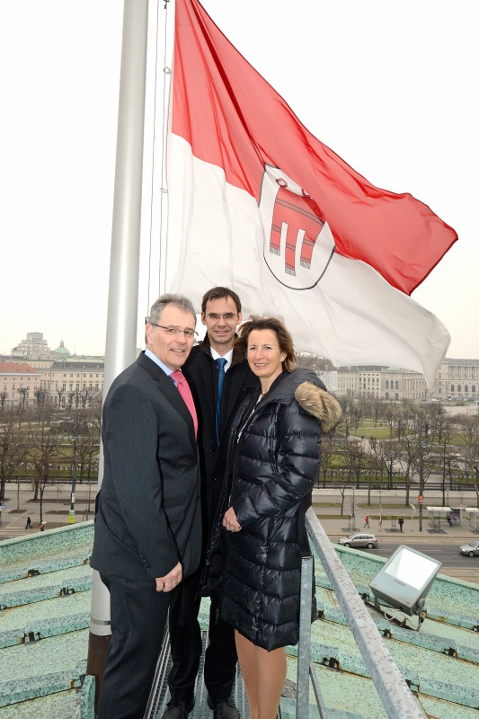v.li.: Bundesratspräsident Edgar Mayer, Landeshauptmann von Vorarlberg Markus Wallner und Vorarlberger Landtagspräsidentin Gabriele Nussbaumer mit Vorarlberger Flagge am Parlamentsdach