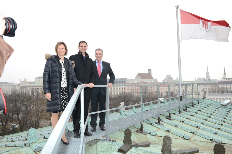 v.li.: Vorarlberger Landtagspräsidentin Gabriele Nussbaumer, Landeshauptmann von Vorarlberg Markus Wallner und Bundesratspräsident Edgar Mayer mit Vorarlberger Flagge am Parlamentsdach