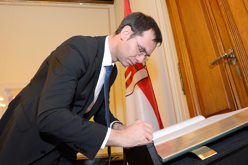 Landeshauptmann von Vorarlberg Markus Wallner beim Eintrag in das Gästebuch