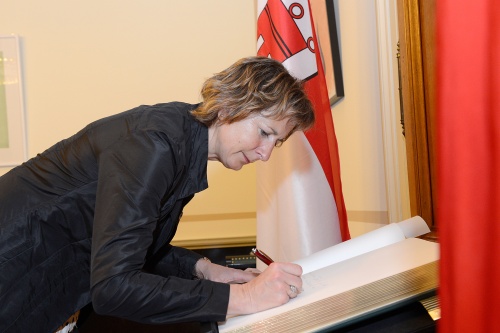 Vorarlberger Landtagspräsidentin Gabriele Nussbaumer beim Eintrag in das Gästebuch