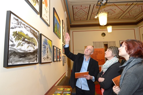 v.li.: Kurator Martin Schwall führt Besucherinnen durch die Ausstellung