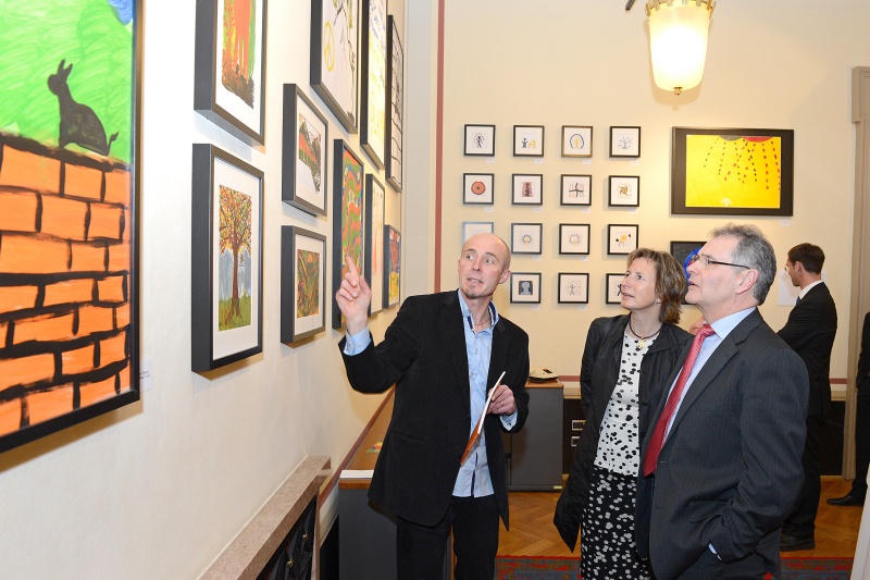 Von links: Kurator Martin Schwall führt die Vorarlberger Landtagspräsidentin Gabriele Nussbaumer und Bundesratspräsident Edgar Mayer durch die Ausstellung der Bilder