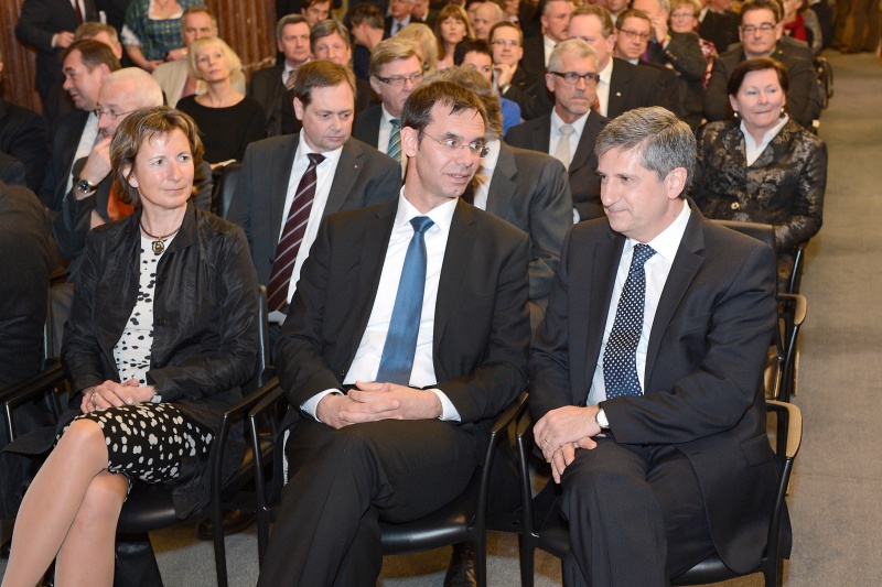Blick in Richtung VeranstaltungsteilnehmerInnen. Erste Reihe v.li.: Vorarlberger Landtagspräsidentin Gabriele Nussbaumer, Landeshauptmann von Vorarlberg Markus Wallner und Vizekanzler Michael Spindelegger
