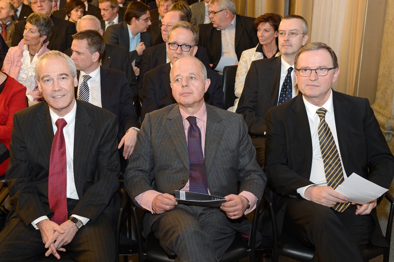 Blick in Richtung VeranstaltungsteilnehmerInnen. Erste Reihe v.li.: Präsident des Obersten Gerichtshofes Eckart Ratz, Verwaltungsterichtshofpräsident Clemens Jabloner und ÖVP-Klubobmann Karlheinz Kopf