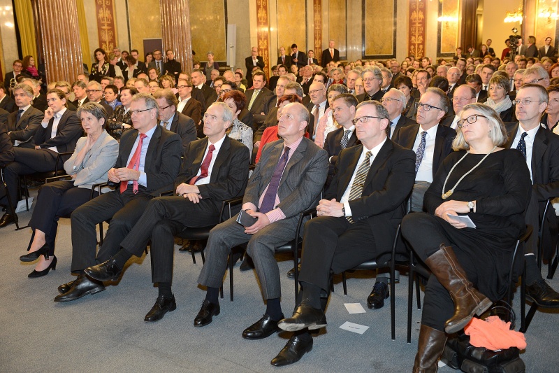 Blick in Richtung VeranstaltungsteilnehmerInnen. Erste Reihe v.li.: Nationalratspräsidentin Barbara Prammer, Bundesratspräsident Edgar Mayer, Präsident des Obersten Gerichtshofes Eckart Ratz, Verwaltungsgerichtshofpräsident Clemens Jabloner, ÖVP-Klubobmann Karlheinz Kopf und Volksanwältin Terezija Stoisits