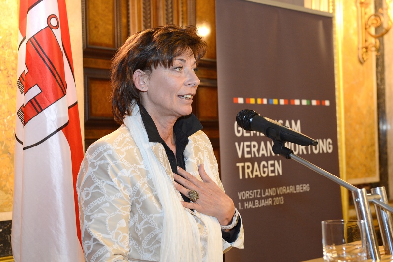 Lektorin des Textbeitrages Im Ost-West-Graben (von Schriftstellerin Doris Knecht) Bettina Barth-Wehrenalp bei Ihrem Vortrag