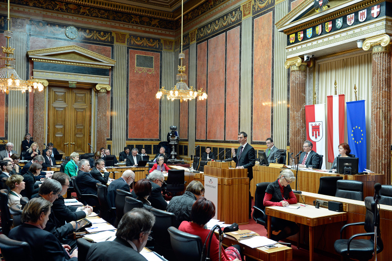 Landeshauptmann von Vorarlberg Markus Wallner am Rednerpult bei seiner Erklärung zum Thema " Gemeinsam Verantwortung tragen ". Am Präsidium v.li.: Bundesrat Josef Saller (V), Bundesratspräsident Edgar Mayer (V) und Bundesratsdirektorin Susanne Bachmann