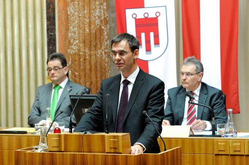 Landeshauptmann von Vorarlberg Markus Wallner am Rednerpult bei seiner Erklärung zum Thema " Gemeinsam Verantwortung tragen ". Am Präsidium v.li.: Bundesrat Josef Saller (V) und Bundesratspräsident Edgar Mayer (V).