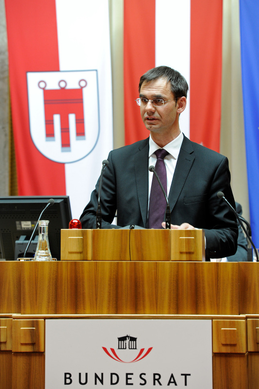 Landeshauptmann von Vorarlberg Markus Wallner am Rednerpult bei seiner Erklärung zum Thema " Gemeinsam Verantwortung tragen "