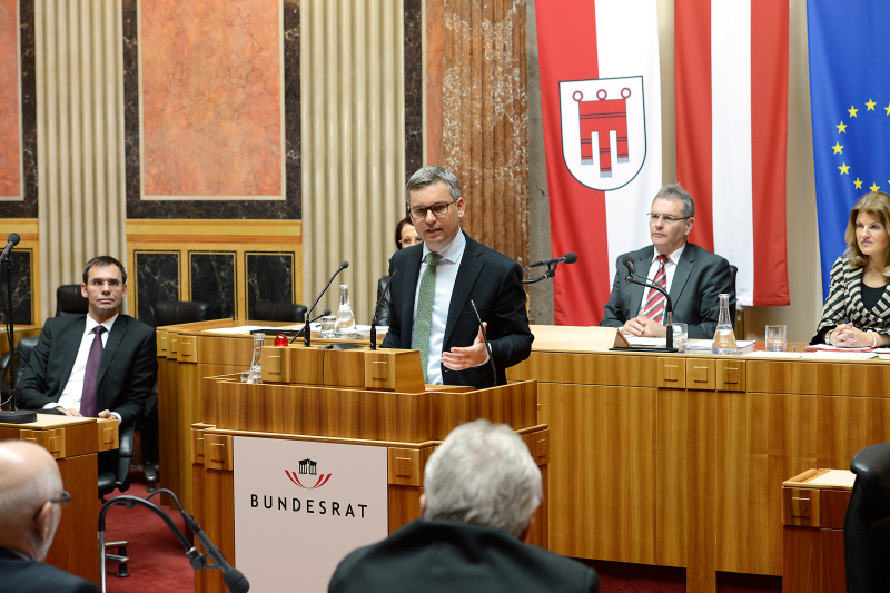 Bundesrat Magnus Brunner (V) am Rednerpult.  Am Präsidium v.li.: Bundesrätin Ana Blatnik (S) Bundesratspräsident Edgar Mayer (V) und Bundesratsvizedirektorin Alice Alsch-Harant.