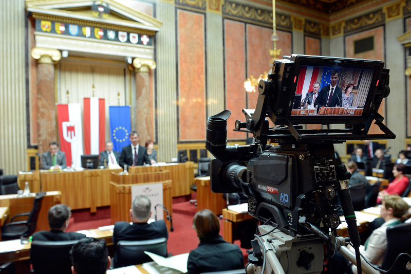 Landeshauptmann von Vorarlberg Markus Wallner am Rednerpult bei seiner Erklärung zum Thema " Gemeinsam Verantwortung tragen ". Am Präsidium v.li.: Bundesrat Josef Saller (V), Bundesratspräsident Edgar Mayer (V) und Bundesratsdirektorin Susanne Bachmann aus Sicht der ORF-Fernsehkamera