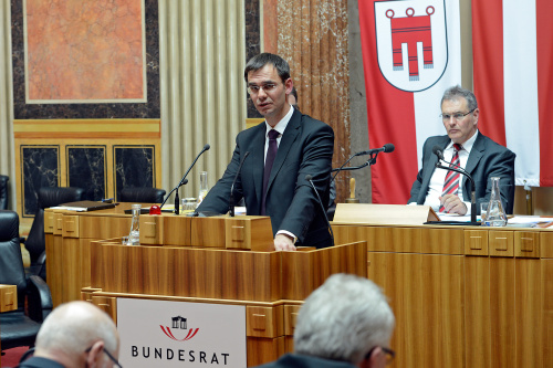 Landeshauptmann von Vorarlberg Markus Wallner am Rednerpult bei seiner Erklärung zum Thema " Gemeinsam Verantwortung tragen ". Am Präsidium Bundesratspräsident Edgar Mayer (V).