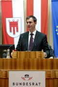 Landeshauptmann von Vorarlberg Markus Wallner am Rednerpult bei seiner Erklärung zum Thema " Gemeinsam Verantwortung tragen "