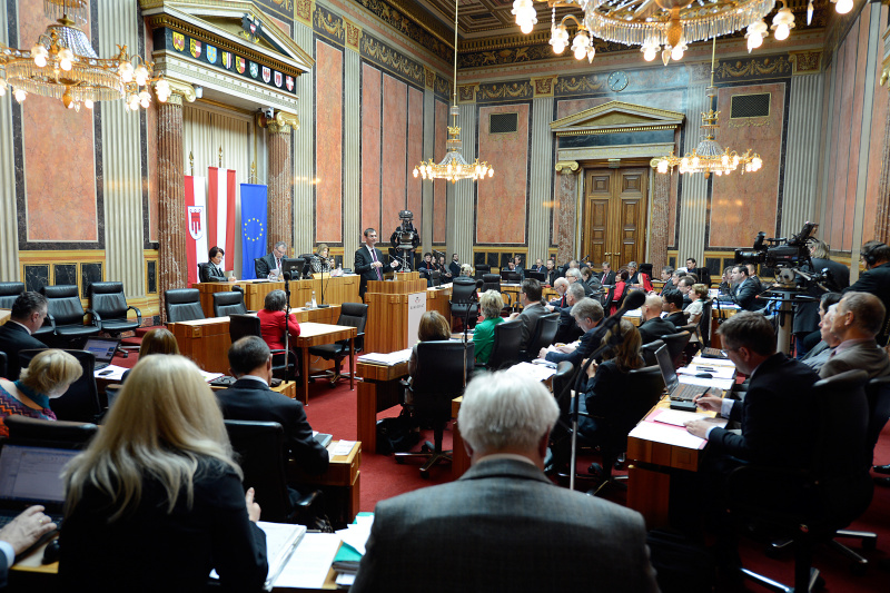 Landeshauptmann von Vorarlberg Markus Wallner am Rednerpult bei seiner Erklärung zum Thema " Gemeinsam Verantwortung tragen ". Am Präsidium v.li.: Bundesrätin Ana Blatnik (S) Bundesratspräsident Edgar Mayer (V) und Bundesratsvizedirektorin Alice Alsch-Harant