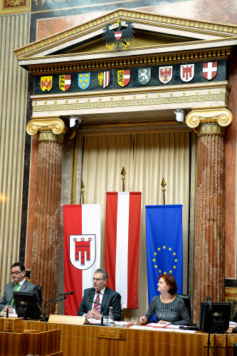 Am Präsidium v.li.: Bundesrat Josef Saller (V), Bundesratspräsident Edgar Mayer (V) und Bundesratsdirektorin Susanne Bachmann
