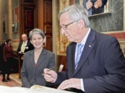 v.li.: Nationalratspräsidentin Barbara Prammer und der Premierminister des Großherzogtums Luxemburg S.E. Jean-Claude Junker beim Eintrag in das Gästebuch