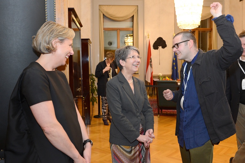 v.li.: Direktorin des Museums moderner Kunst Stiftung Ludwig Wien (mumok) und Kuratorin der Ausstellung Karola Kraus, Nationalratspräsidentin Barbara Prammer und Künstler Heiri Häfliger im Gespräch