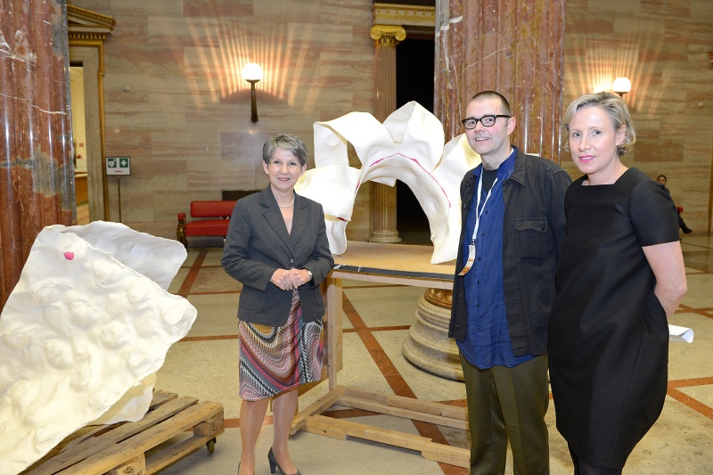 v.li.: Nationalratspräsidentin Barbara Prammer, Künstler Heiri Häfliger und die Direktorin des Museums moderner Kunst Stiftung Ludwig Wien (mumok) und Kuratorin der Ausstellung Karola Kraus