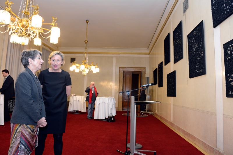 v.li.: Nationalratspräsidentin Barbara Prammer und die Direktorin des Museums moderner Kunst Stiftung Ludwig Wien (mumok) und Kuratorin der Ausstellung Karola Kraus im Gespräch