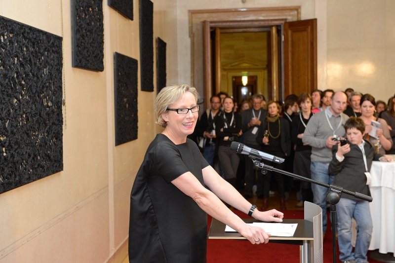 Die Direktorin des Museums moderner Kunst Stiftung Ludwig Wien (mumok) und Kuratorin der Ausstellung Karola Kraus am Rednerpult