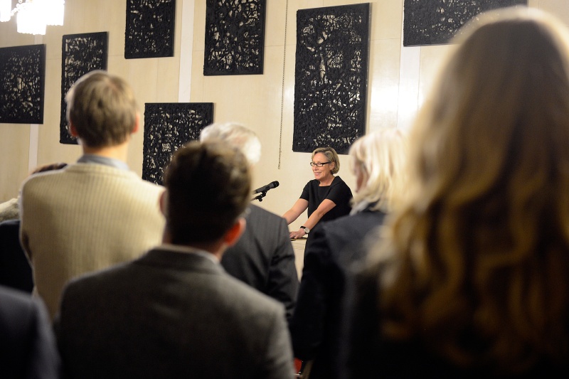 Die Direktorin des Museums moderner Kunst Stiftung Ludwig Wien (mumok) und Kuratorin der Ausstellung Karola Kraus am Rednerpult