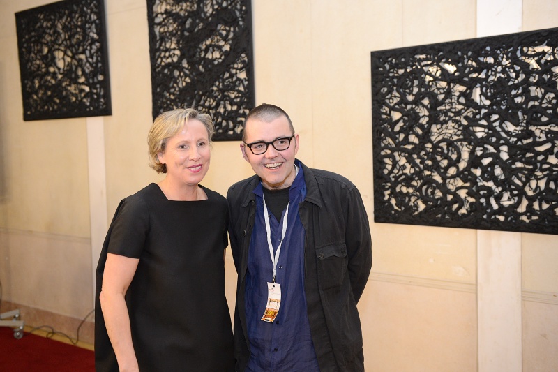 v.li. Direktorin des Museums moderner Kunst Stiftung Ludwig Wien (mumok) und Kuratorin der Ausstellung Karola Kraus mit dem Künstler Heiri Häfliger