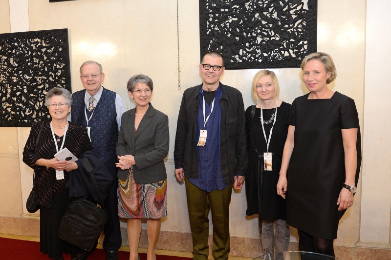 v.li.: Eltern des Künstlers, Nationalratspräsidentin Barbara Prammer, Künstler Heiri Häfliger, Frau des Künstlers und die Direktorin des Museums moderner Kunst Stiftung Ludwig Wien (mumok) und Kuratorin der Ausstellung Karola Kraus