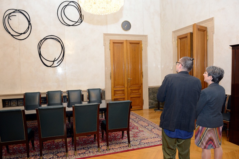 v.li.: Künstler Heiri Häfliger im Gespräch mit Nationalratspräsidentin Barbara Prammer