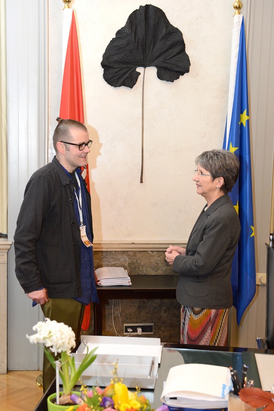 v.li.: Künstler Heiri Häfliger im Gespräch mit Nationalratspräsidentin Barbara Prammer