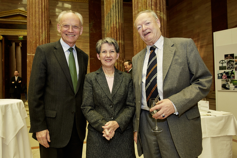 v.li.: Nationalratsabgeordneter und Weinbotschafter Niederösterreichs Günter Stummvoll (V) , Nationalratspräsidentin Barbara Prammer und Andreas Khol