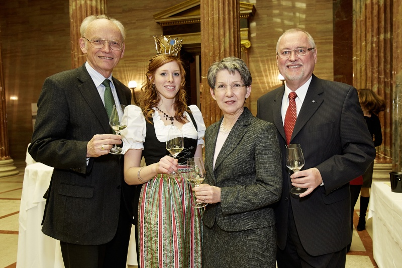 v.li.: Nationalratsabgeordneter und Weinbotschafter Niederösterreichs Günter Stummvoll (V) , Weinprinzessin von Niederösterreich, Nationalratspräsidentin Barbara Prammer und der Präsident des niederösterreichischen Weinbauverbandes Franz Bankknecht