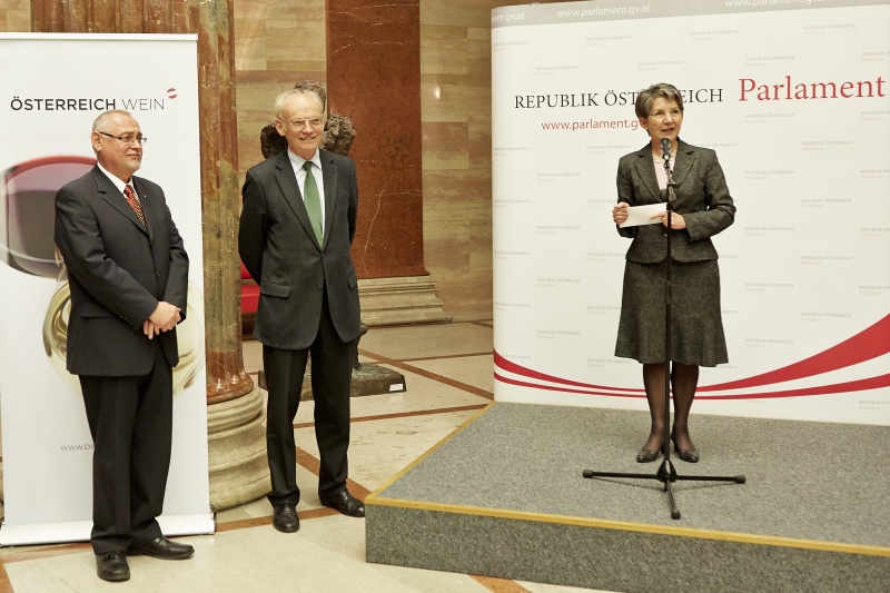 v.li.: Präsident des niederösterreichischen Weinbauverbandes Franz Bankknecht, Nationalratsabgeordneter und Weinbotschafter Niederösterreichs Günter Stummvoll (V) und Nationalratspräsidentin Barbara Prammer
