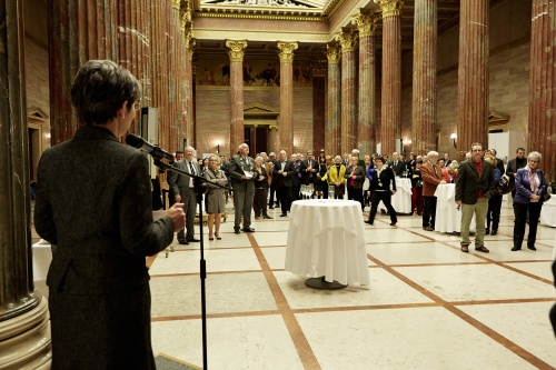 Nationalratspräsidentin Barbara Prammer am Podium begrüßt  die Gäste